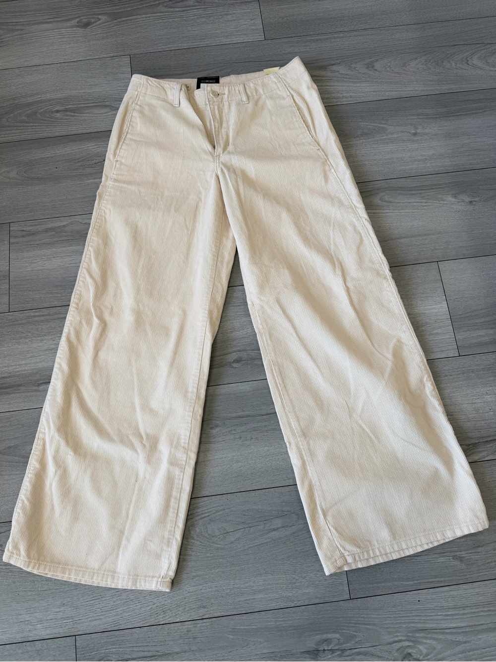 Levi's women’s Straight Jeans cL chinos loose through the hip and thigh wide leg